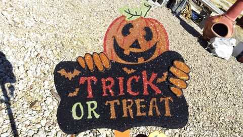 Trick-or-treat welcome sign (fall 2013)